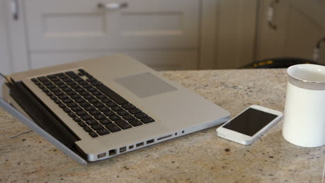 video de una computadora portátil, un teléfono inteligente y una taza de café