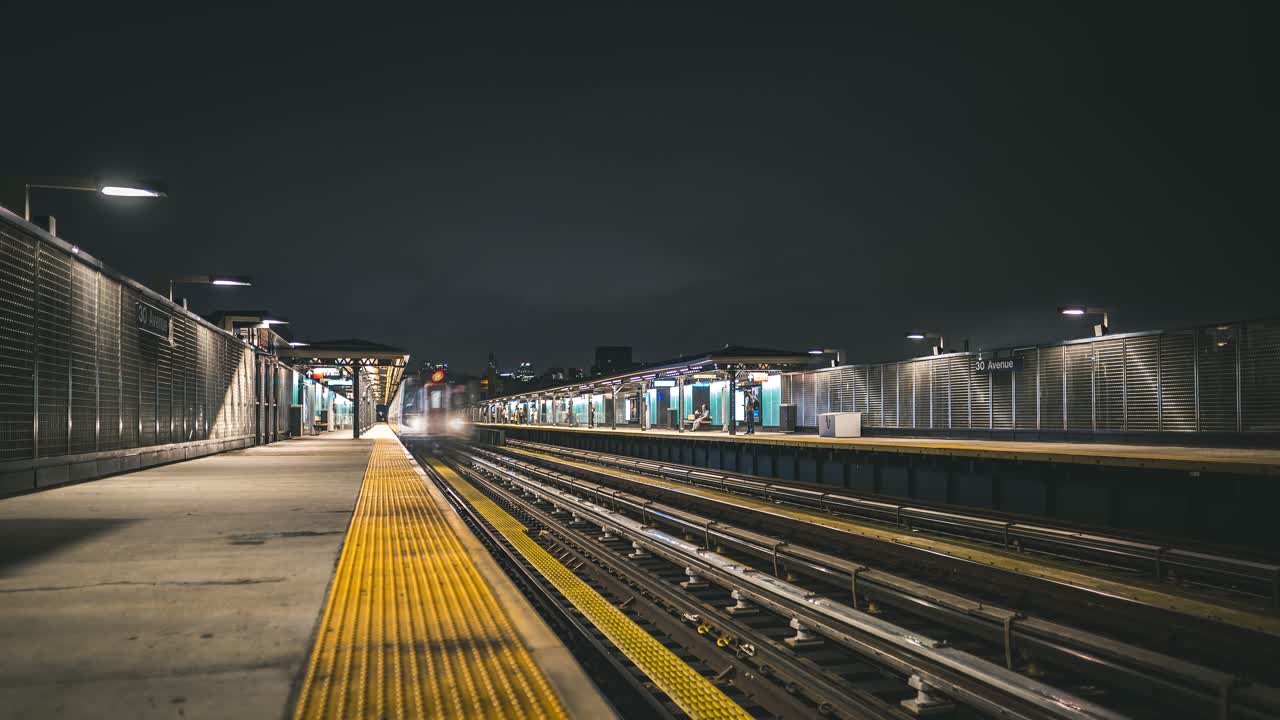 아스토리아, 퀸즈, 뉴욕시에서 밤에 도착하는 기차의 시간 경과