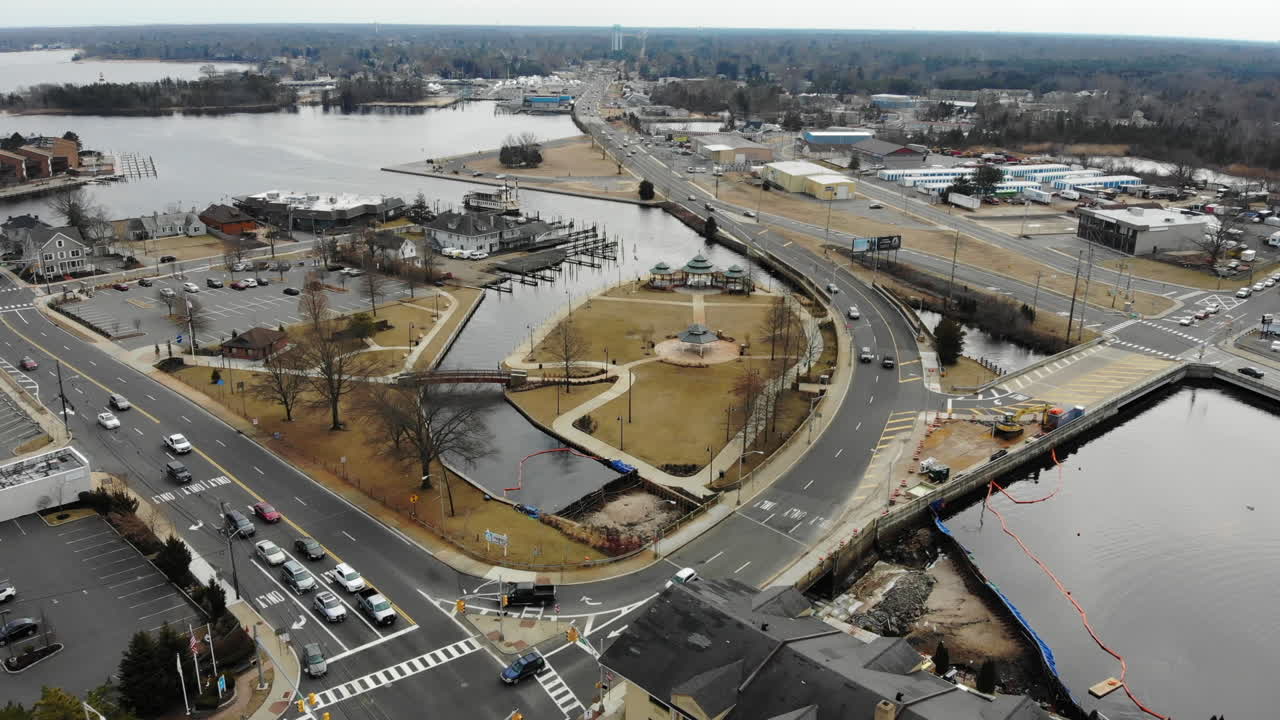 toma de drones del camino de la carretera del río toms hacia el centro de la ciudad