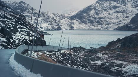 Fahren-Sie-Im-Spätherbst-Entlang-Der-Touristenroute-Ryfylke