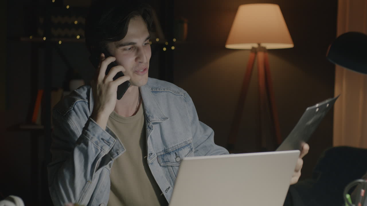 늦은 밤까지 일하는 남자