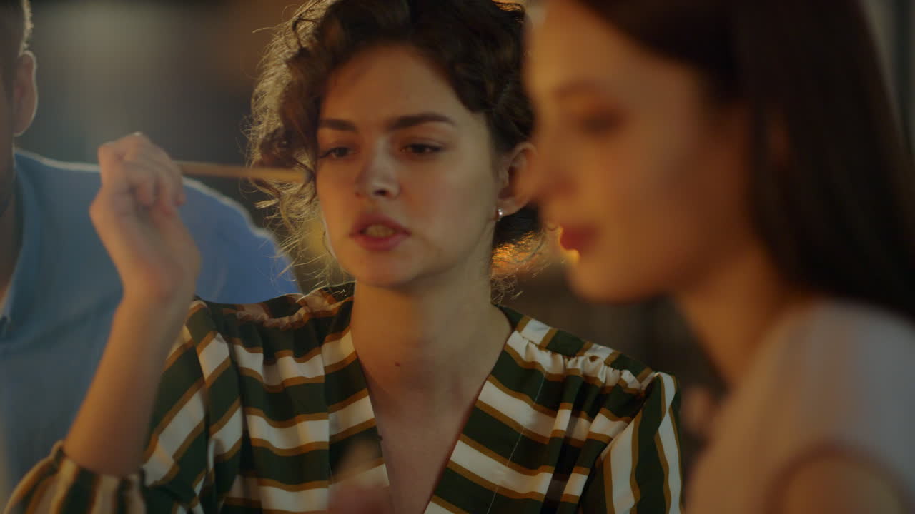 mujer presentando colegas del proyecto en la pantalla de la computadora. personas discutiendo ideas