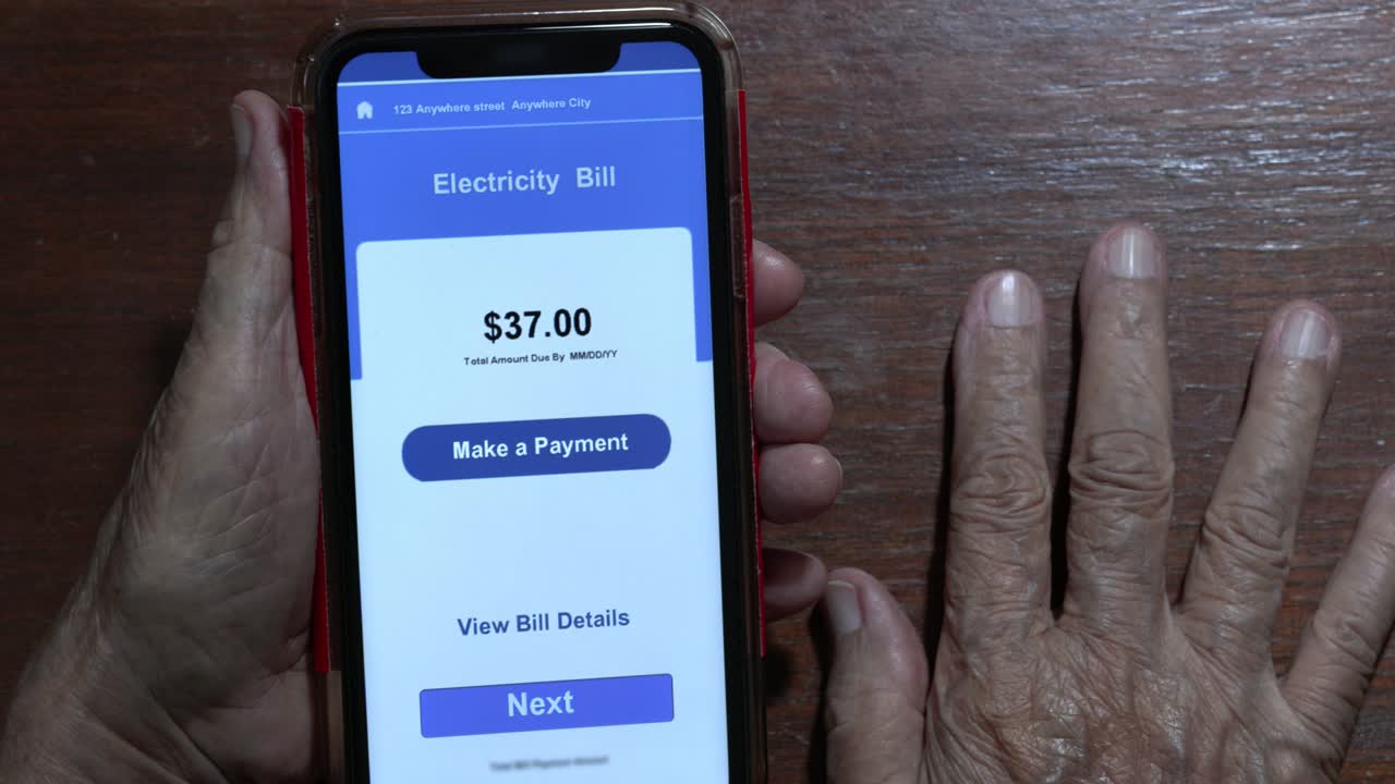 mujer anciana confundida y tratando de pagar la factura en el teléfono celular