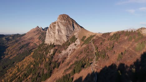 Drone-Volando-Sobre-Las-Copas-De-Los-árboles-Hacia-La-Empinada-Ladera-De-La-Montaña-Con-Vía-De-Tren