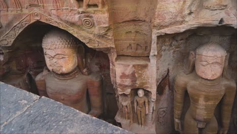 Ancient-Jain-sculptures-and-caves-carved-out-of-rocks-at-Gopachal-Parwat-of-Gwalior-Fort,-Madhya-Pradesh-,-India