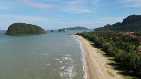 Eine-Stetige-Luftaufnahme-Aus-Großer-Höhe,-Die-Die-Wellen-Zeigt,-Die-An-Die-Küste,-Inseln-Und-Den-Strand-Rauschen