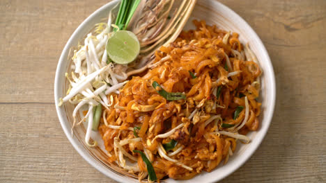 Gebratene-Nudeln-Mit-Tofu-Und-Sprossen-Oder-Pad-Thai---Asiatische-Küche