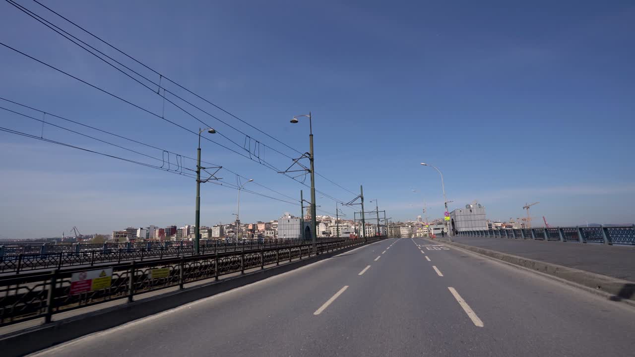 갈라타 다리와 갈라타 타워는 코로나19 팬데 커퍼위에서 이스탄불 에미노누에서 시작됩니다.