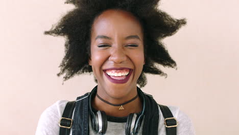 Closeup-portrait-of-a-young-woman-laughing