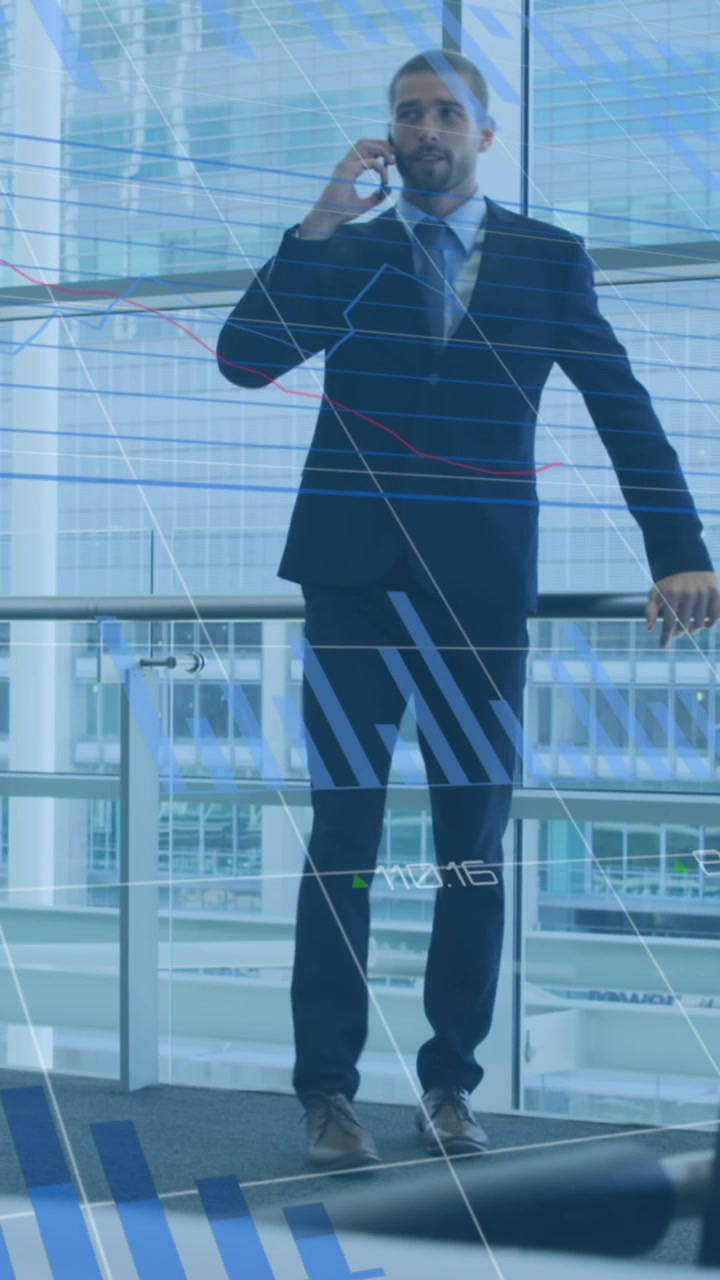 Animazione di dati finanziari e grafici su uomo d'affari caucasico che usa lo smartphone