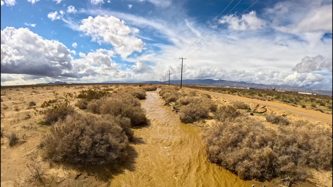 vuelo rápido sobre las aguas de caché creek en el desierto de mojave después de una tormenta