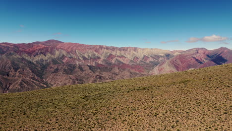 Luftaufnahme-Mit-Dolly,-Die-Den-Wunderschönen-El-Hornocal-Mit-Seinen-Lebendigen-Sedimenten-Zeigt