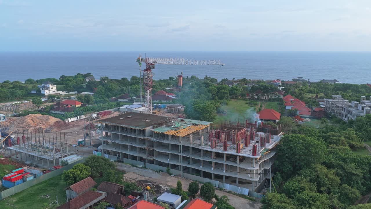 Pemandangan udara bangunan beton yang sedang dibangun di Bali.