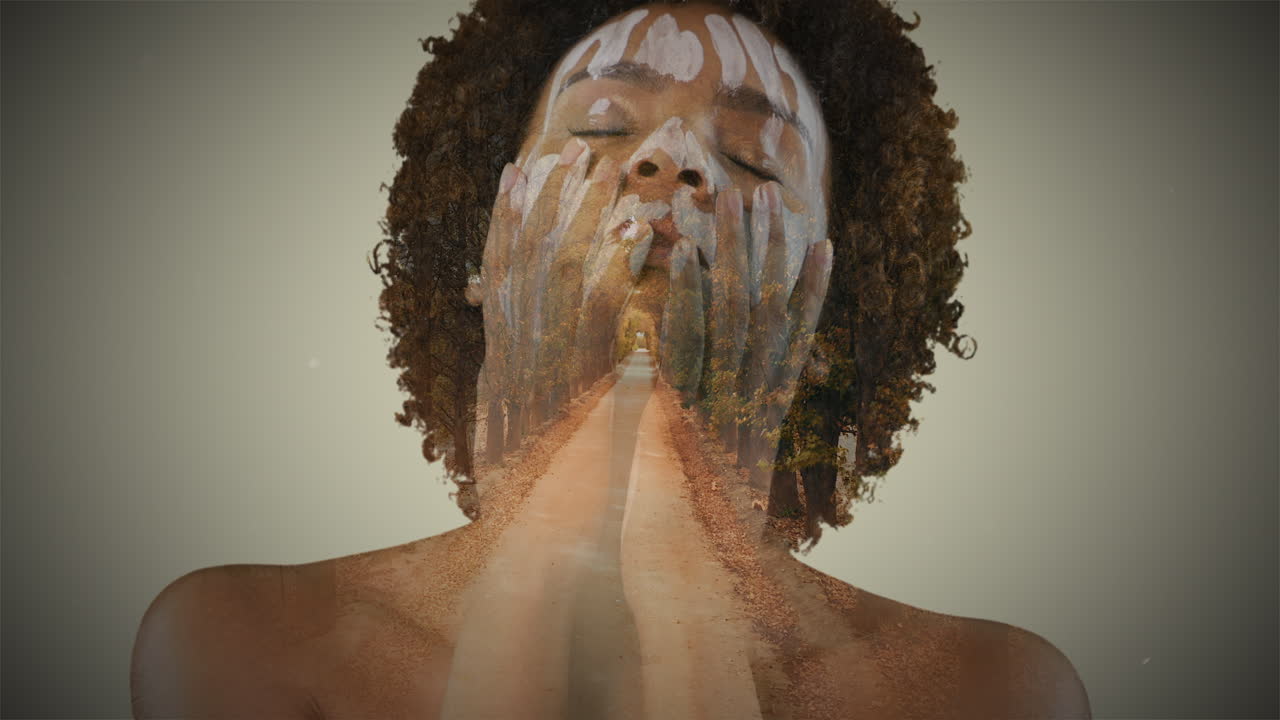 retrato de doble exposición de una mujer con árboles de otoño