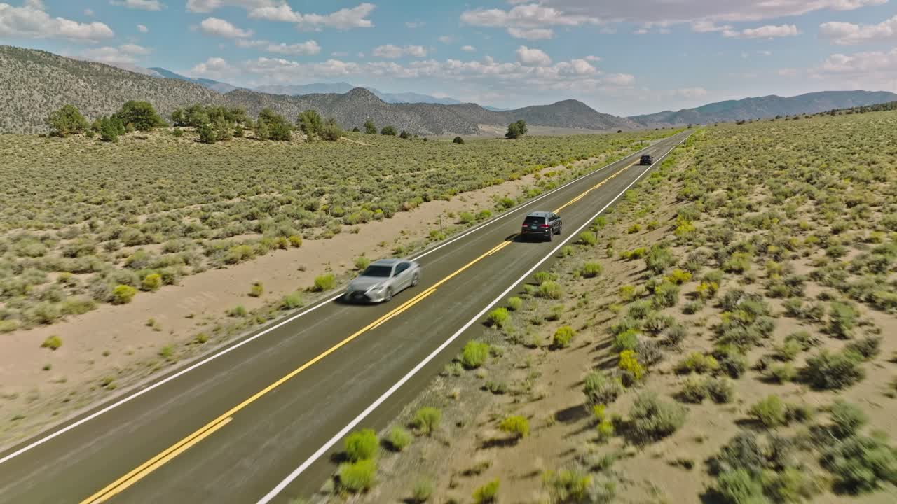 Coche circulando por una carretera con curvas en el valle