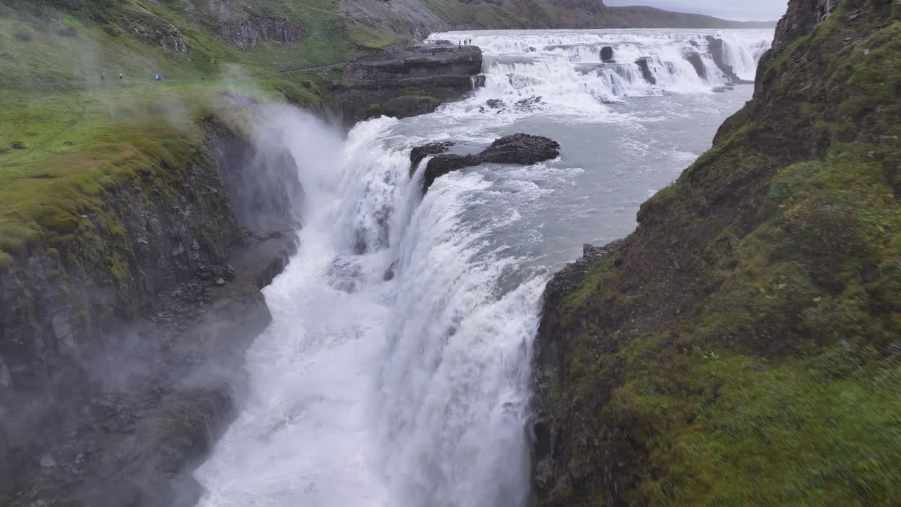tomada de un avión no tripulado del cañón del río hvita y la cascada de gullfoss, islandia 60 fps