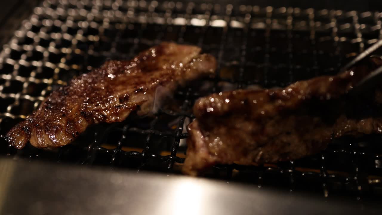 스테이크 를 그릴 때, 뒤집고, 향신료 를 넣는 것