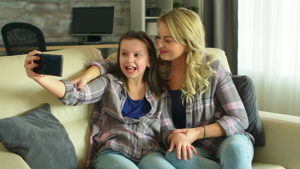 엄마와 딸이 웃긴 얼굴을 하고