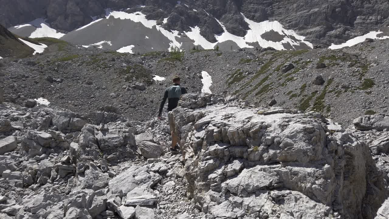 Wandelaar loopt tussen rotsen in vallei, gevolgd, Rockies, Kananaskis, Alberta Canada