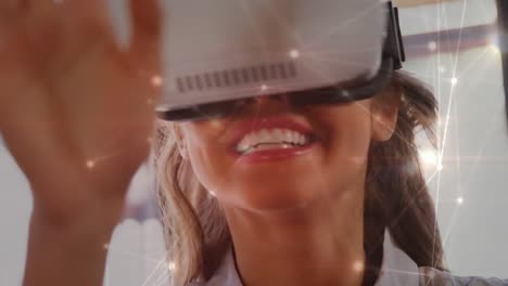 Mujer-Divirtiéndose-Usando-Un-Casco-De-Realidad-Virtual