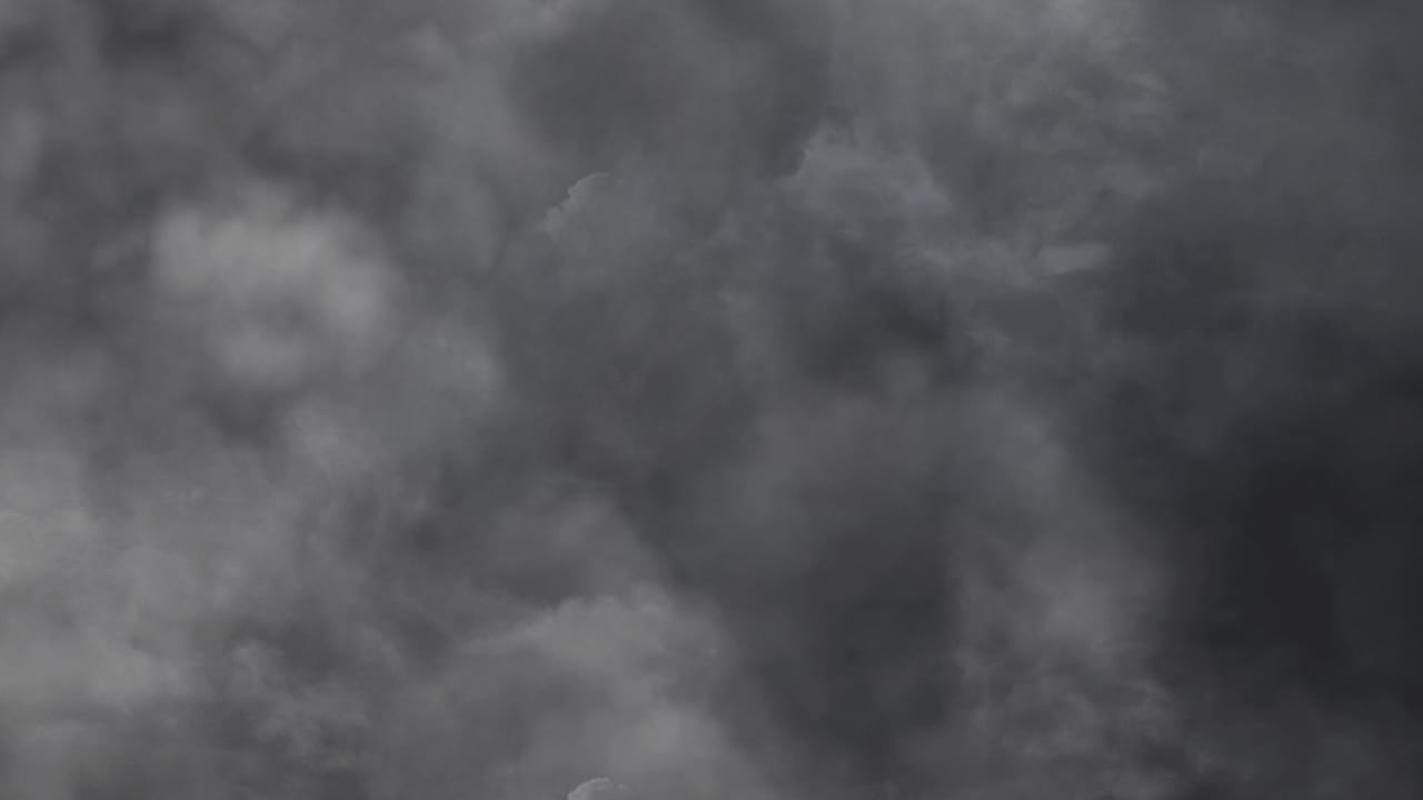 떨리는 어두운 구름 속에 숨겨진 번개