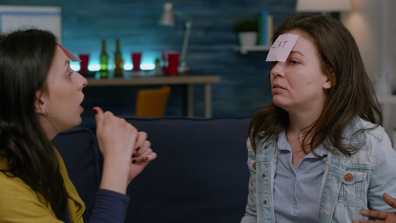 grupo de personas multiétnicas que disfrutan de pasar tiempo juntos