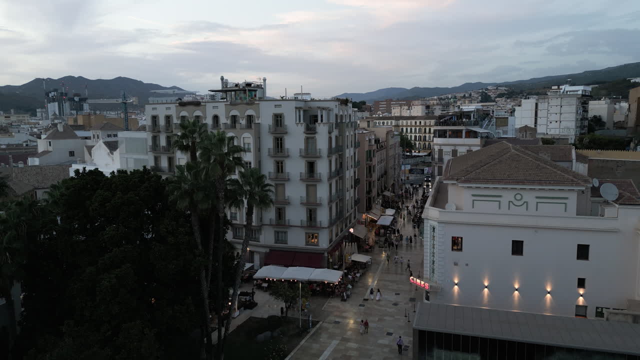 Ripresa drone delle luci che si accendono in città.