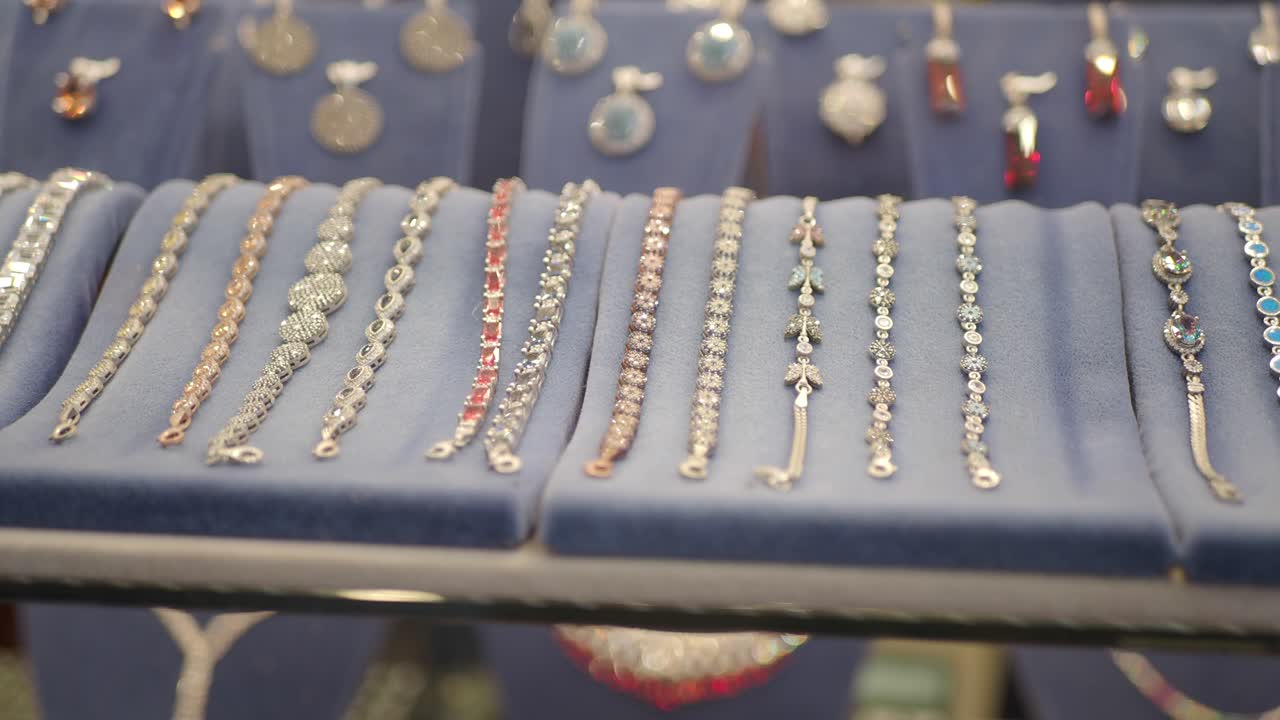 보석 가게 에서 보이는 보석 을 가진 은 팔