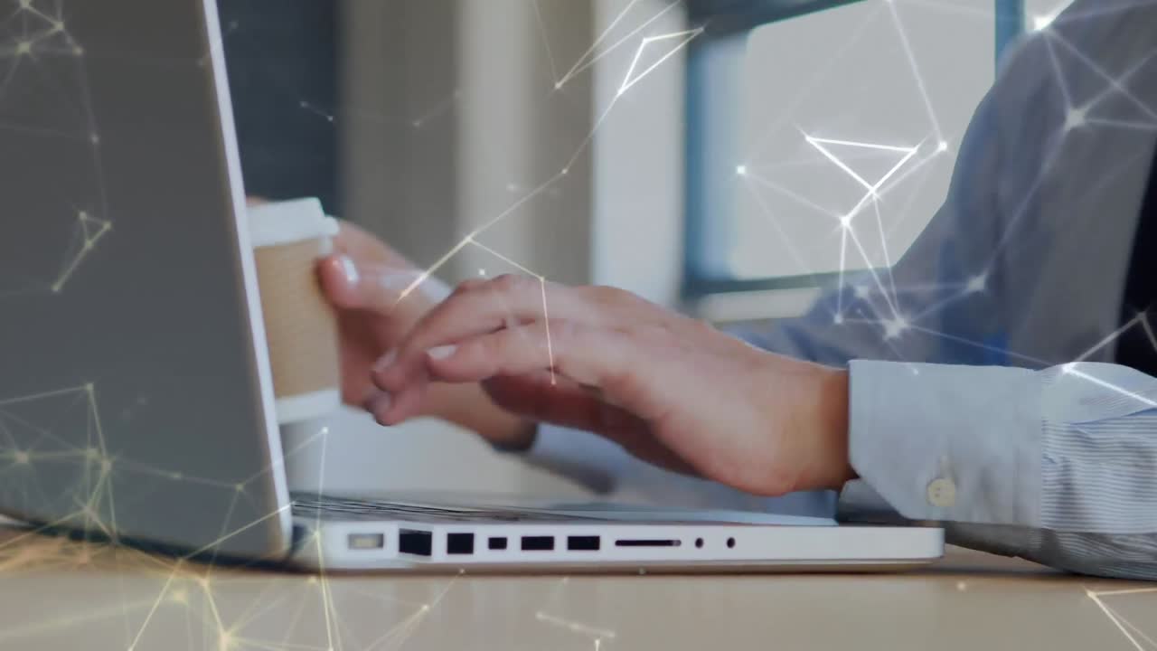 노트북을 사용하고 커피를 마시는 백인 사업가의 손을 통해 연결의 애니메이션