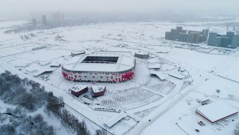 Vista-Aérea-De-Una-Intersección-De-Autopistas-En-Moscú-Cubierto-De-Nieve.