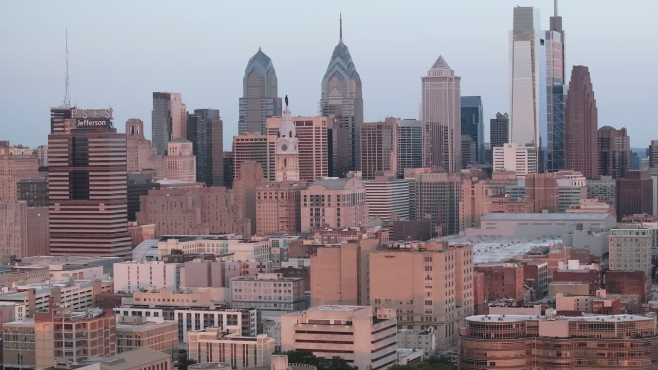 Veduta aerea dello skyline di Filadelfia all'alba.