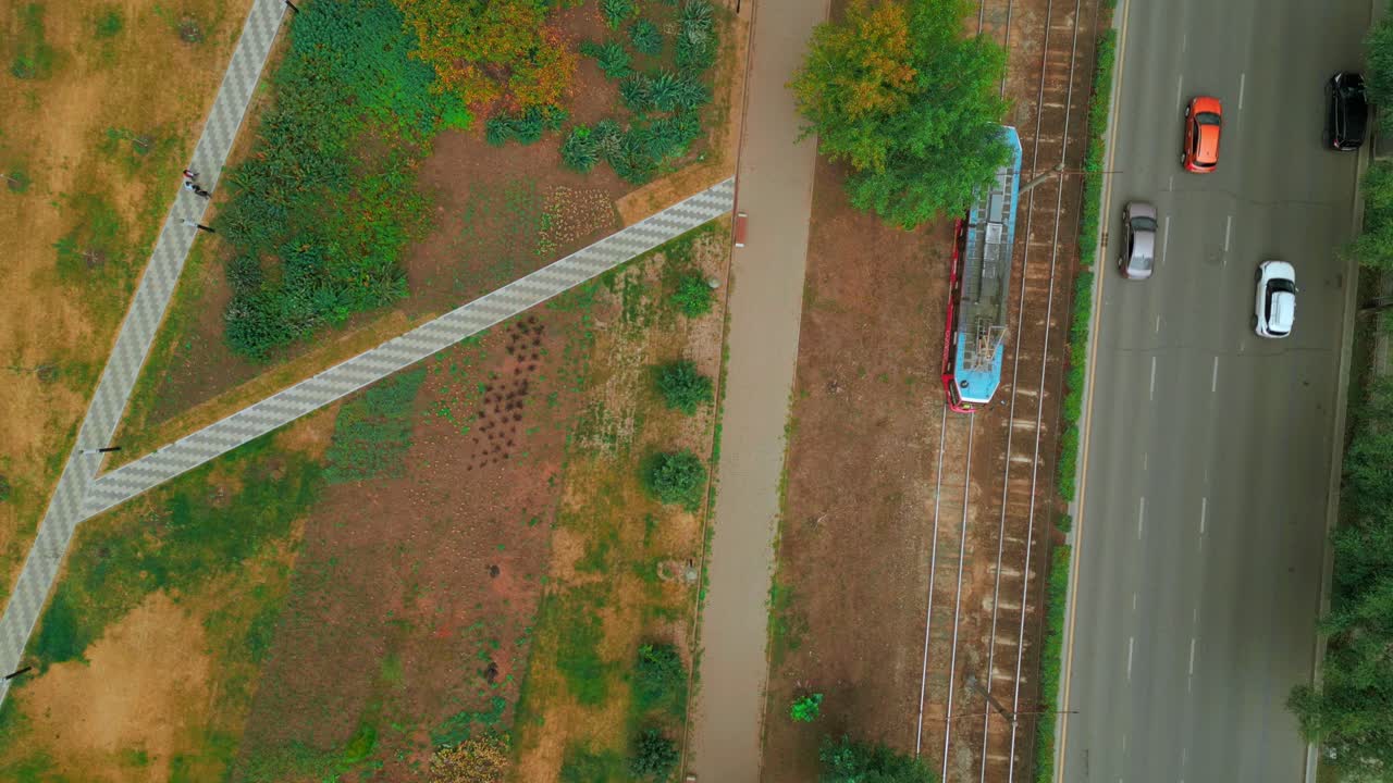 트램 을 타고 있는 도시 공원 의 공중 풍경