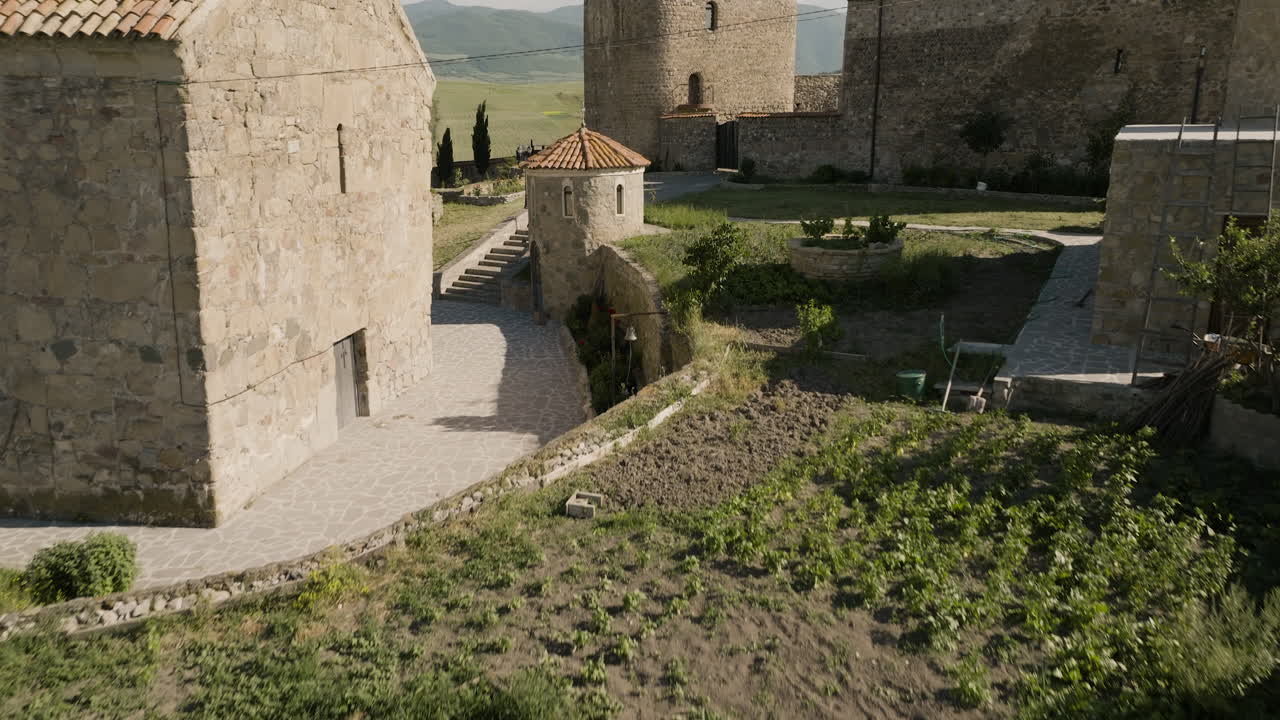 patio medieval del castillo de samtsevrisi, campo georgiano alrededor
