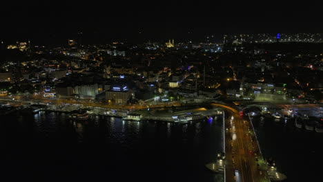 Estambul-Turquía-Antena-V20-Paso-Elevado-De-Bajo-Nivel-Cuerno-De-Oro-A-Lo-Largo-Del-Puente-Galata-Capturando-El-Cruce-De-Tráfico-Y-El-Paisaje-Urbano-Del-Centro-Del-Barrio-De-Eminönü-Por-La-Noche---Filmado-Con-Cine-Mavic-3---Julio-De-2022