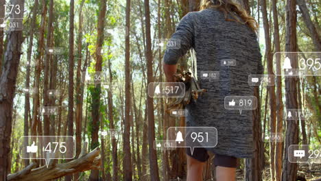 caminando por el bosque, persona viendo notificaciones de redes sociales animación
