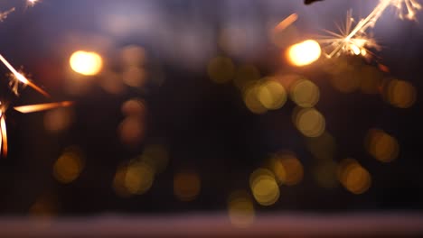 fuegos artificiales brillantes en la ventana, año nuevo o navidad luces bengalíes brillantes