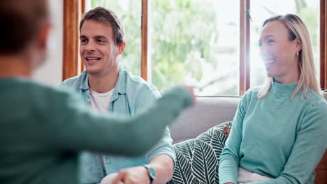 sonrisa, amor y niños abrazando a los padres en el sofá