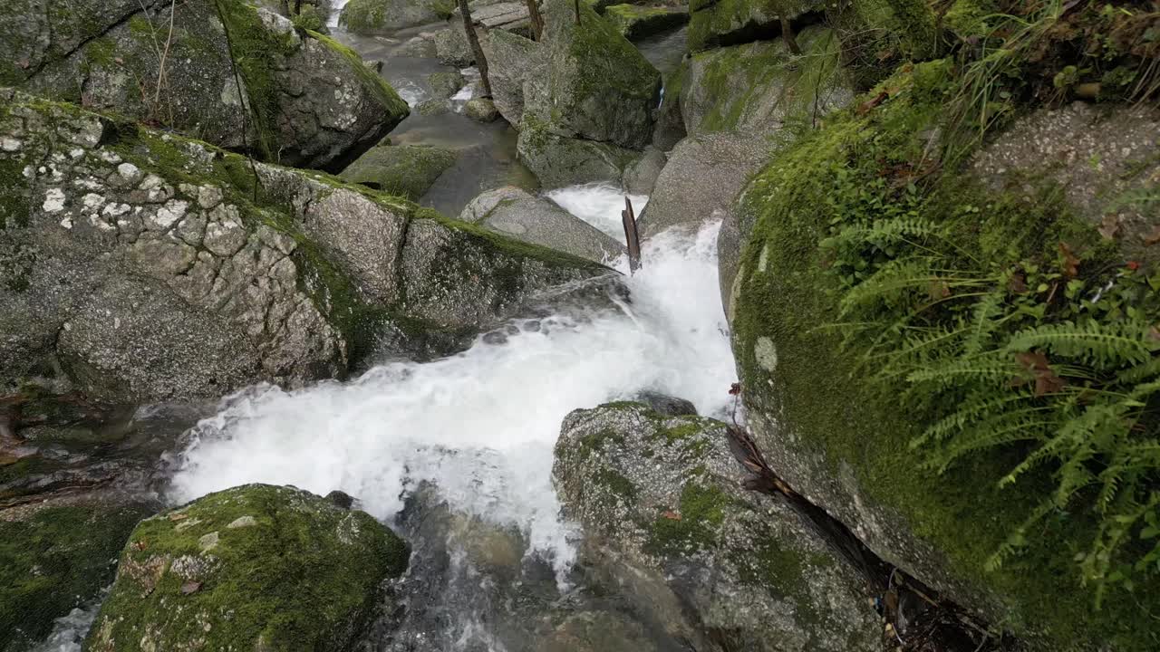 cascada verde a orillas de un río en barrias, felgueiras, portugal - vista desde el aire