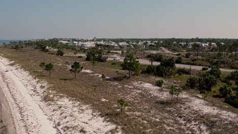 Flug-über-Die-Golfküste-Zu-Einem-öffentlich-Zugänglichen-Parkplatz-Am-Strand