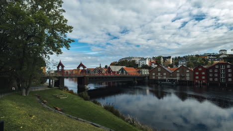 puente histórico de la ciudad vieja sobre el río nidelva con casas frente al río en trondheim, noruega