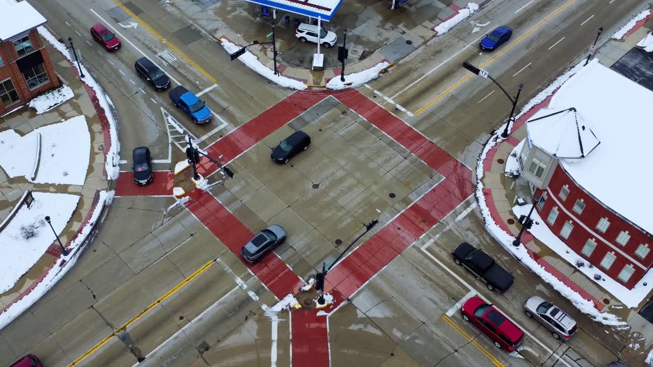 lapso de tiempo aéreo de una intersección suburbana ocupada en invierno