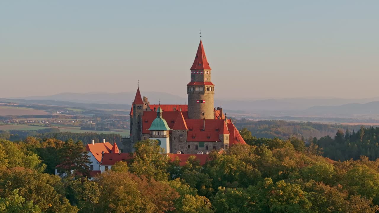 Scorcio aereo del Castello di Bouzov che riflette i colori dorati del cielo