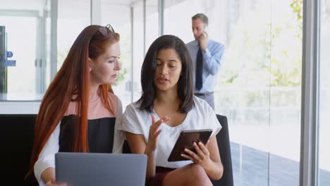 Mujeres-Empresarias-Discutiendo-Sobre-Tableta-Digital-4k