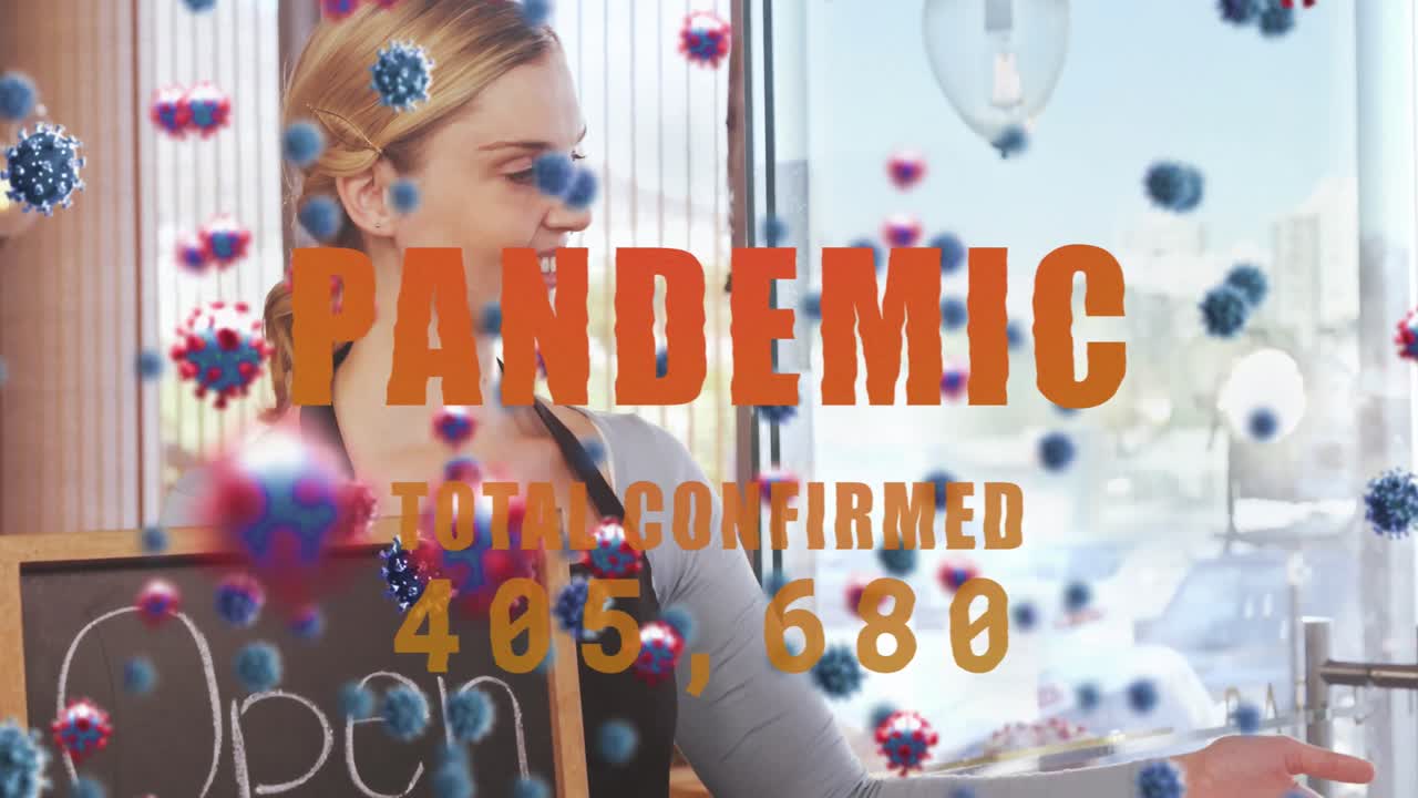 animación de células macro covid-19 flotando sobre una feliz chef caucásica que sostiene un cartel abierto