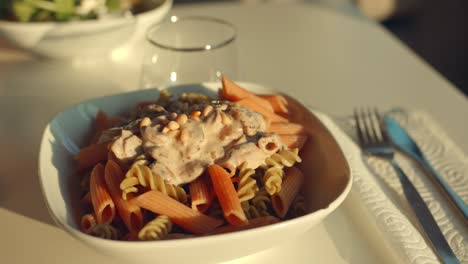 toma cercana de un plato de pasta sin gluten hecho de letils