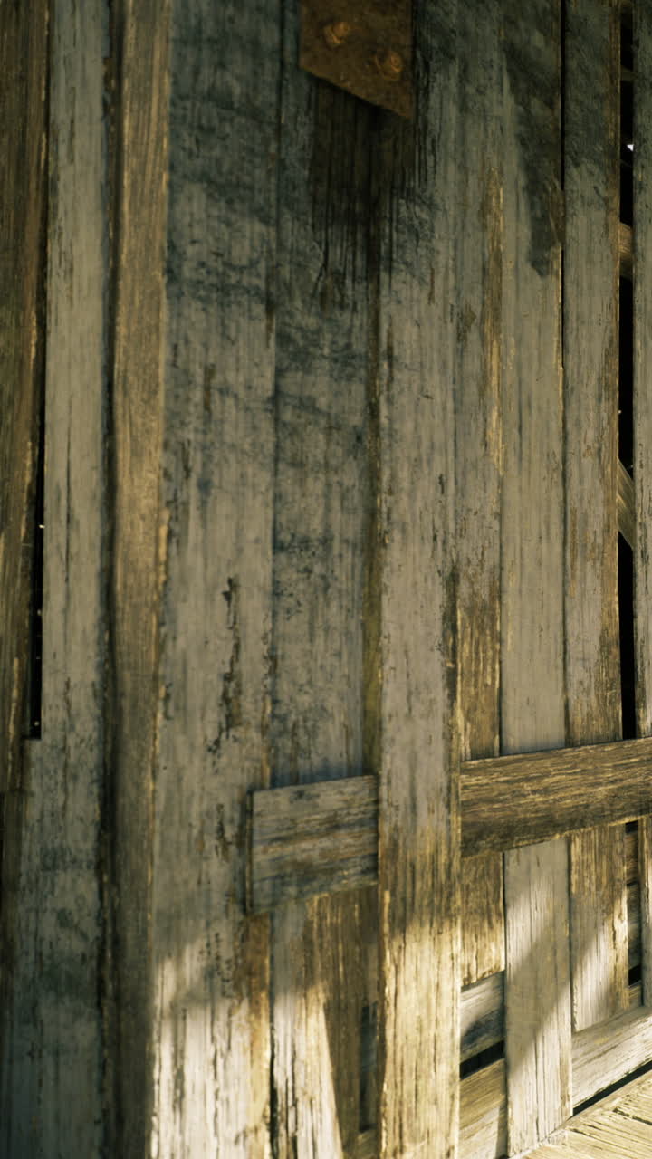 Parete in legno stagionato con fascino rustico e texture invecchiata al tramonto.
