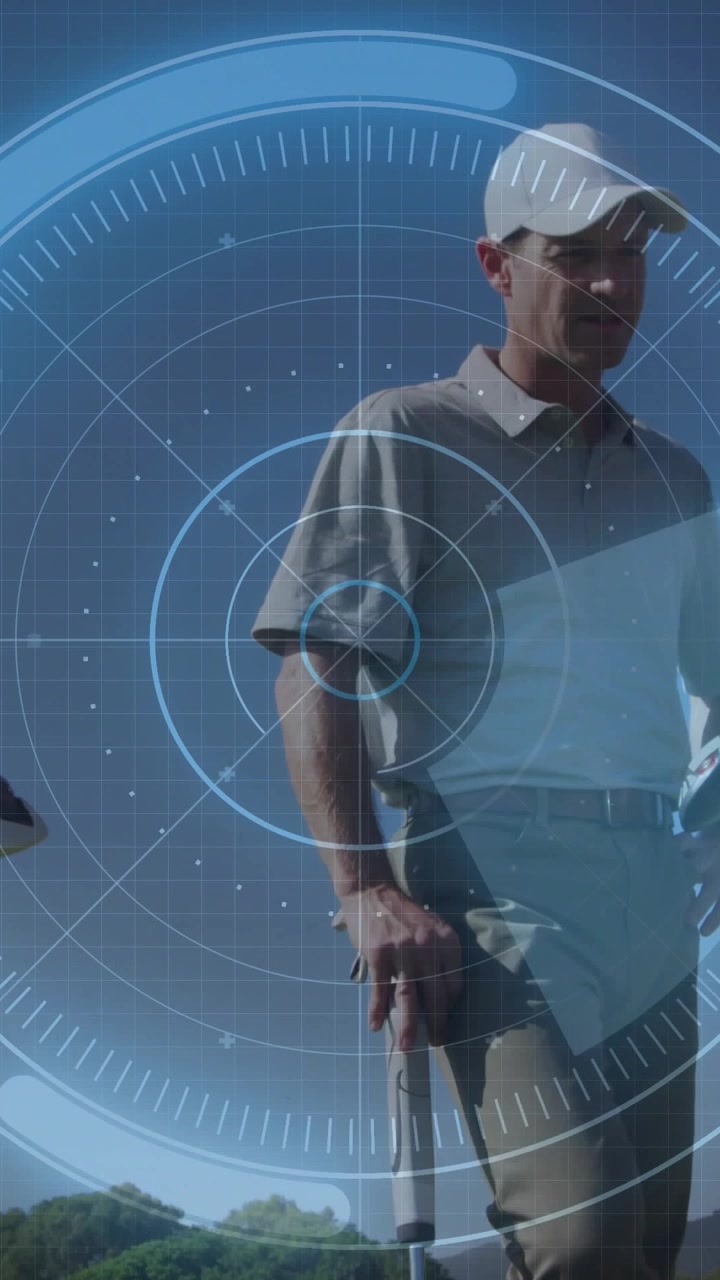 Video verticale: Golfista uomo che impugna nuovamente la mazza mentre si prepara al tiro, sovrapposizione HUD che mostra l'allineamento.