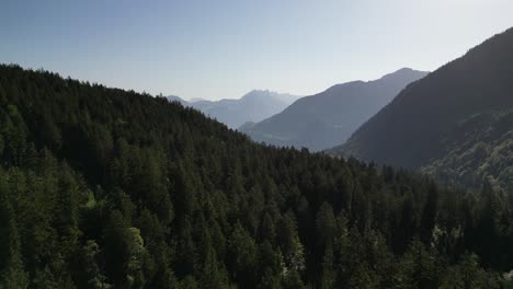 Unendlicher-Blick-Auf-Die-Berge,-Den-Horizont,-Viele-Hügel,-Die-Vollständig-Von-Bäumen-Bedeckt-Sind,-Die-Nah-Am-Boden-Vorbeifliegen,-Das-Paradies-Auf-Erden,-Das-Paradies,-Der-Klare-Himmel,-Ein-Urlaubsort-Für-Einzelgänger,-Menschen-Ohne-Freunde