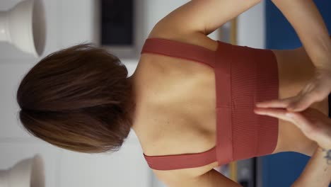 una mujer conectando las manos detrás de su espalda, de cerca