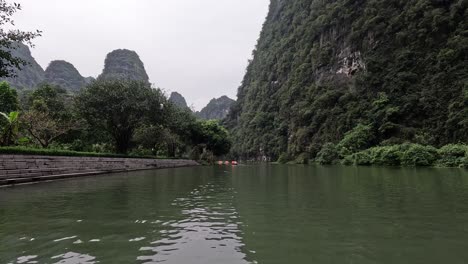 viaje en barco por un río tranquilo con exuberante vegetación